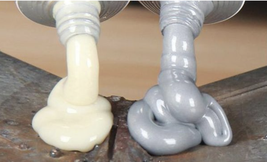 Hai thành phần keo AB được bóp ra từ tuýp trước khi trộn để sử dụng.