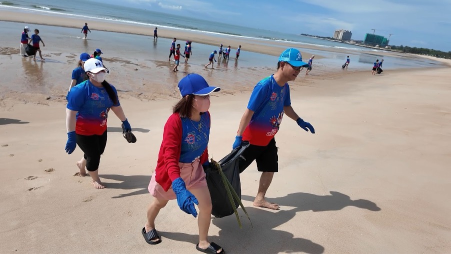 Nhân viên An Thái Khang thu gom và phân loại rác thải nhựa trên bãi biển