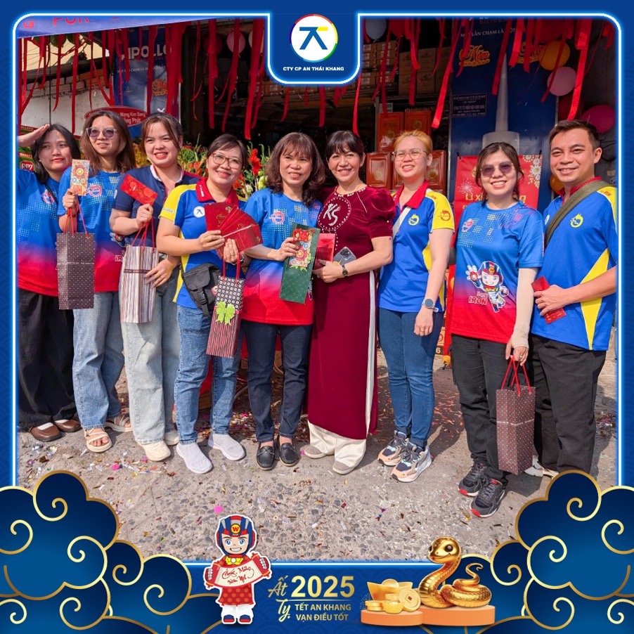 Nhân viên An Thái Khang trao lì xì và quà Tết cho khách hàng trong hoạt động tri ân đầu năm