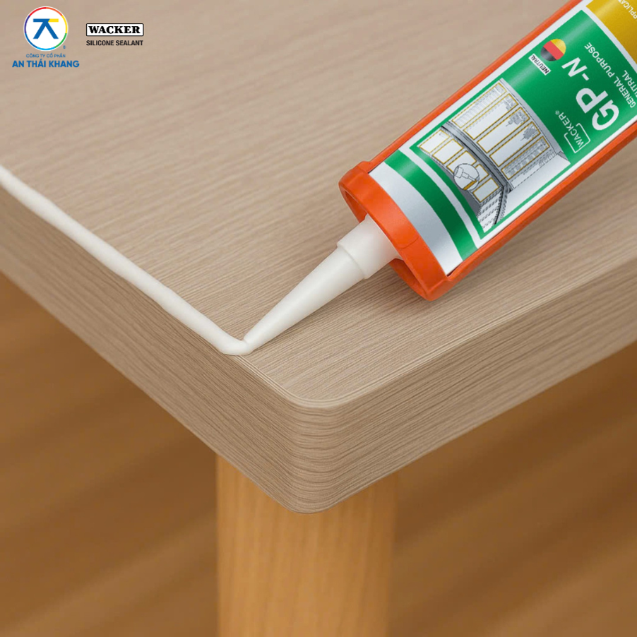 Bơm keo silicone dọc theo mép bàn để tạo lớp bảo vệ an toàn cho bé