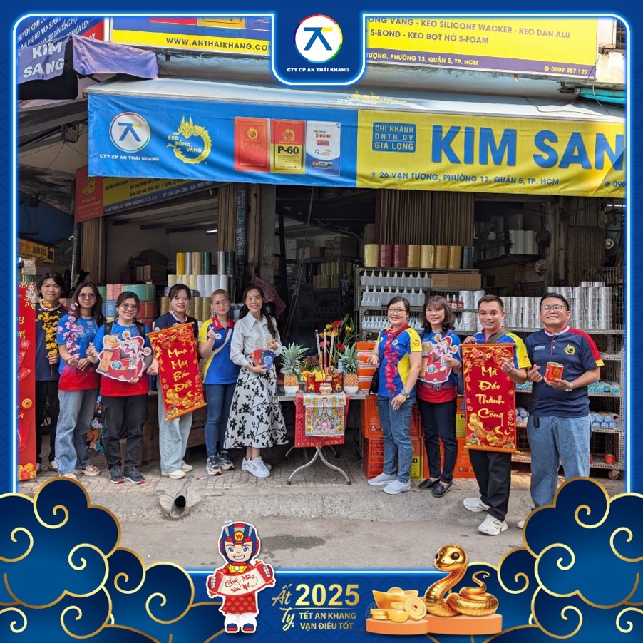 Tập thể An Thái Khang trong trang phục đồng phục, chụp ảnh kỷ niệm hoạt động Tết 2025