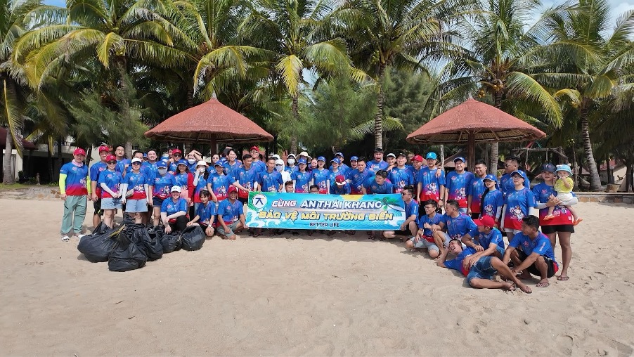 Tập thể cán bộ nhân viên An Thái Khang tham gia chương trình teambuilding và bảo vệ môi trường biển tại Phan Thiết